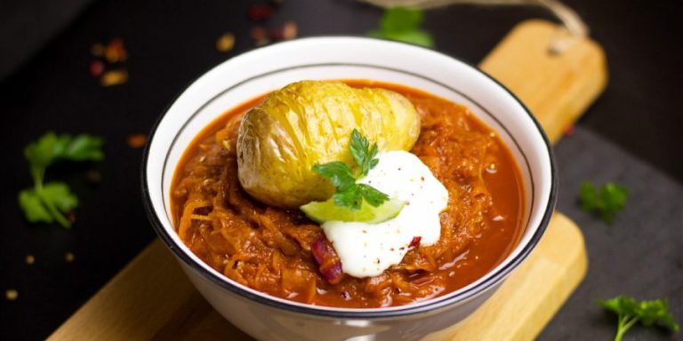 https://www.pexels.com/photo/a-bowl-of-delicious-noodles-topped-with-strips-of-onions-and-carrots-7318799/