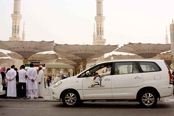 Umrah-Taxi-Service-Luxury-Taxi-indulgence-in-Saudi-Arabia-1